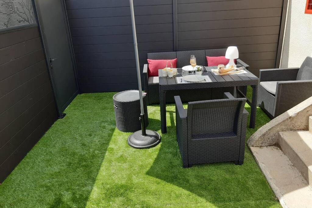 Appartement Renove Le New-York En Centre Ville - Terrasse Et Parking - Non Climatise La Roche-Chalais エクステリア 写真
