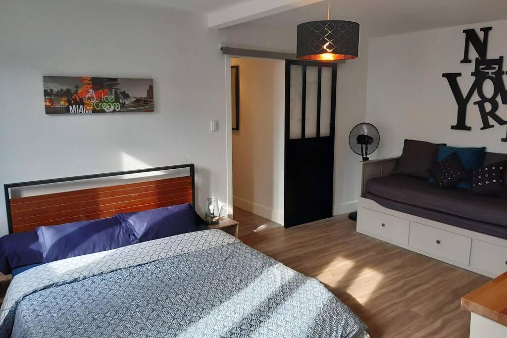 Appartement Renove Le New-York En Centre Ville - Terrasse Et Parking - Non Climatise La Roche-Chalais エクステリア 写真