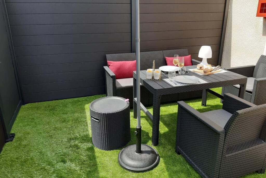 Appartement Renove Le New-York En Centre Ville - Terrasse Et Parking - Non Climatise La Roche-Chalais エクステリア 写真