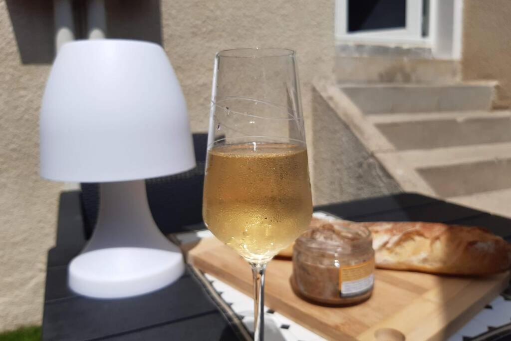 Appartement Renove Le New-York En Centre Ville - Terrasse Et Parking - Non Climatise La Roche-Chalais エクステリア 写真